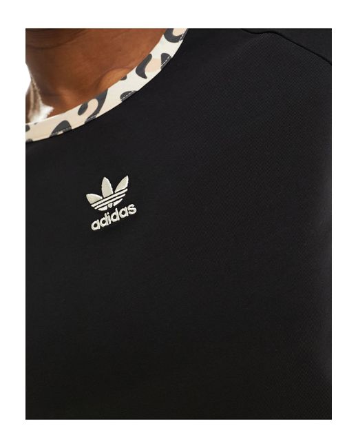 Camiseta negra con diseño encogido y detalle Adidas Originals de color Black