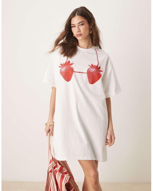 Robe t-shirt courte oversize avec imprimé fraise ASOS en coloris Natural