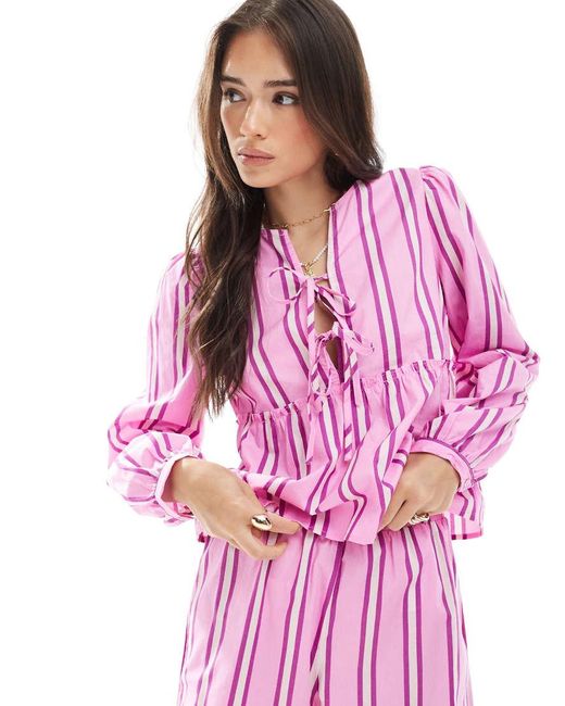 Blusa A Maniche Lunghe A Righe Rosa E Viola Con Laccio Sul Davanti di Pieces in Pink