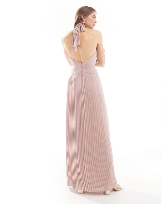 L'invitée - robe longue dos nu plissée en mousseline - pâle TFNC London en coloris Pink
