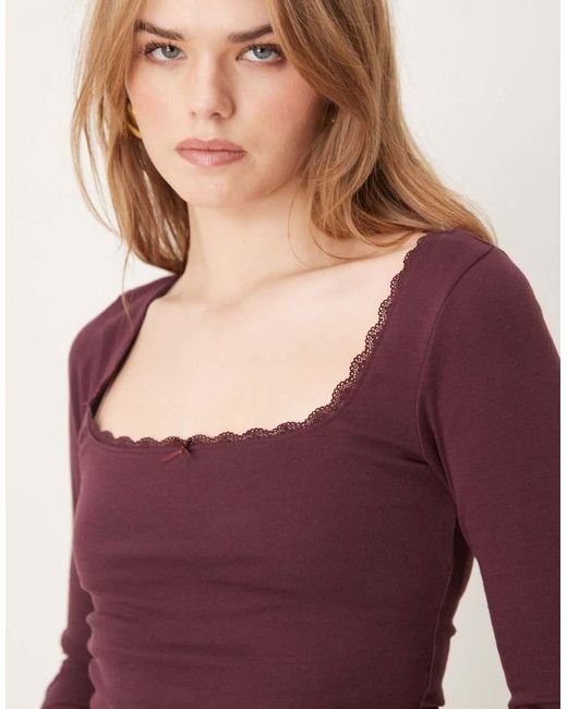 Top A Maniche Lunghe Bordeaux Con Scollo Quadrato E Finiture di New Look in Purple