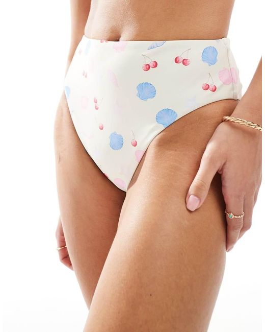 Slip Bikini A Vita Alta Con Stampa Di Conchiglie di Pieces in White