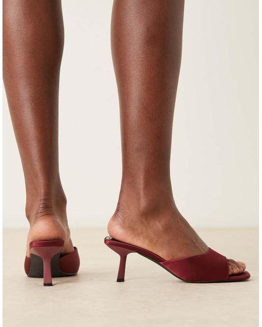 Sandalias Burdeos Estilo Mules De Tacón Bajo De Satén Rochi De -Rojo Raid de color Brown