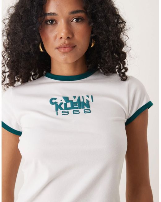 Calvin klein - t-shirt avec bords contrastants et imprimé 1968 Calvin Klein en coloris White