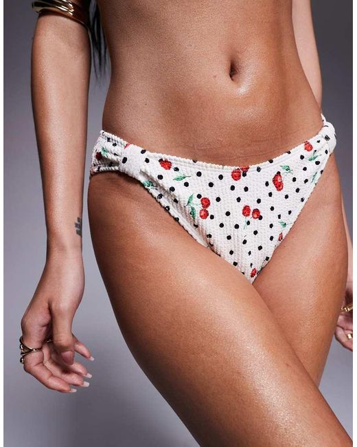 River Island Bikinibroekje Van Kreukelstof Met Kersenprint in het White