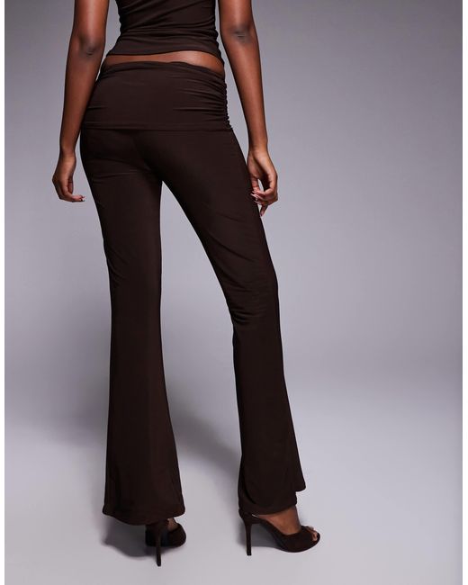 Exclusivité - - pantalon évasé d'ensemble près du corps avec taille rabattue double épaisseur - chocolat Kaiia en coloris Gray
