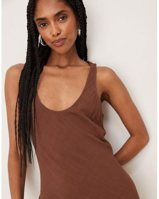 Vestito Lungo Stile Sottoveste Effetto Lino Cioccolato Asimmetrico di ASOS in Brown