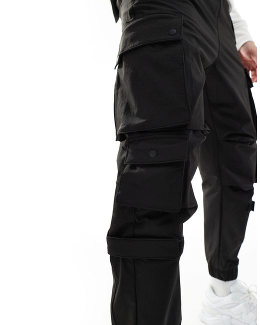 Pantaloni cargo tecnici multitasche neri di Bershka in Black da Uomo