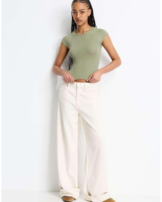 T-Shirt Aderente Kaki Pallido Con Maniche Svasate di Pull&Bear in Green
