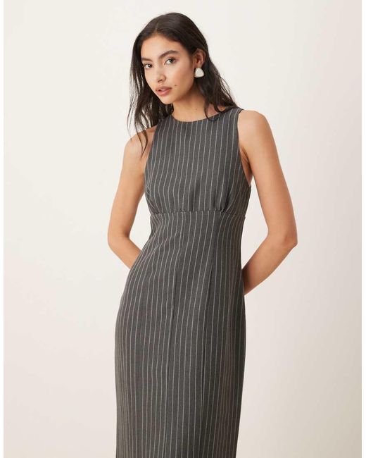 Vestido Largo Gris Con Falda De Tubo Y Raya Diplomática De ASOS de color Natural