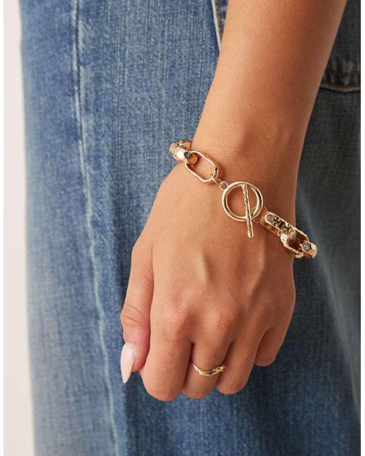 Pulsera Dorada Con Diseño De Cadena Texturizada Y Cierre De Barra En Forma De T De ASOS de color Blue