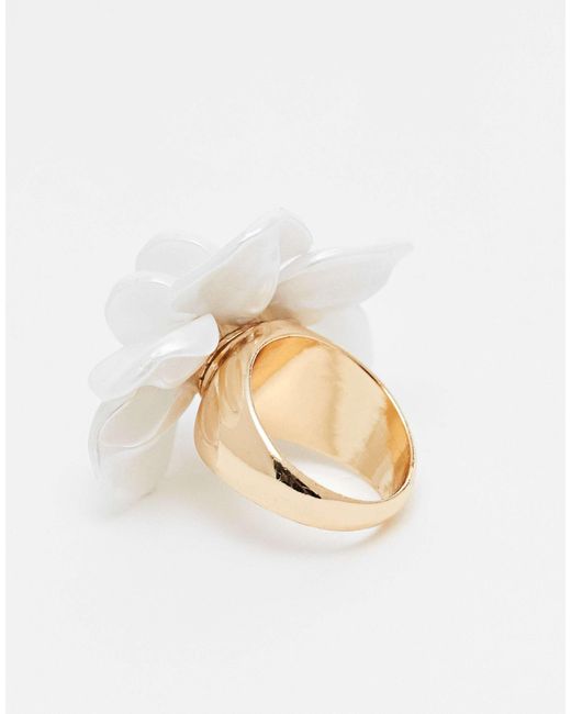 Bague avec fleur en perles synthétiques ASOS en coloris Natural