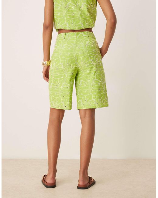 ASOS Green – großflächig bestickte bermudashorts