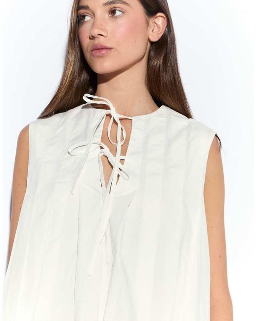 NARRATED White Pleated Sleeveless Tie Front Blouse
