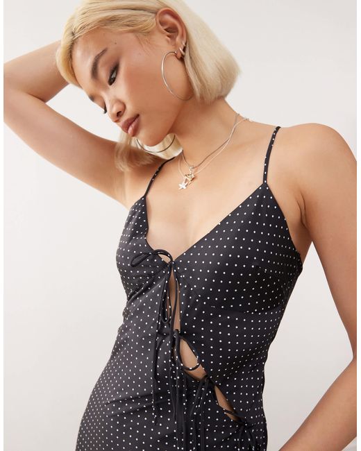 About a girl - robe longue en satin à pois avec découpe asymétrique à liens noués Lioness en coloris Black