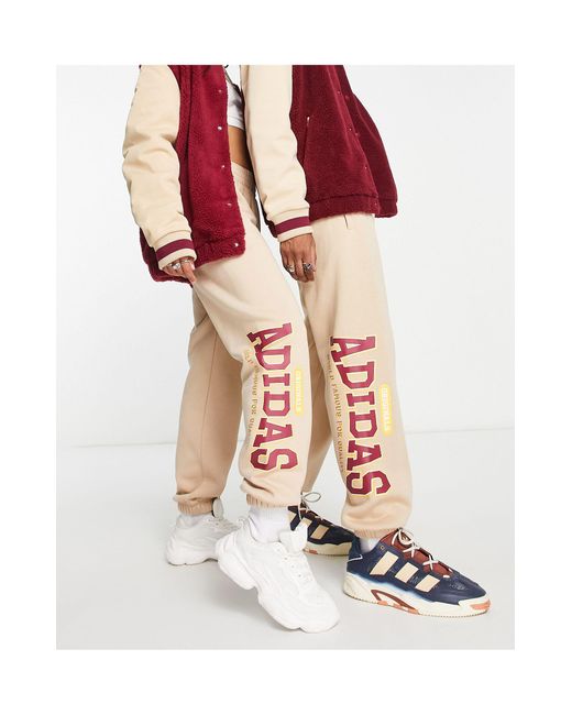 Preppy varsity - joggers oversize unisex beige con logo grande di adidas  Originals in Rosa | Lyst