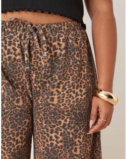 Asos design curve - pantalon large gaufré à imprimé léopard ASOS en coloris Brown
