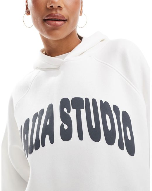 Studio - sweat à capuche d'ensemble oversize avec logo - écru Kaiia en coloris White
