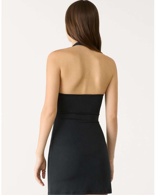 Robe dos nu courte en polyamide Stradivarius en coloris Black
