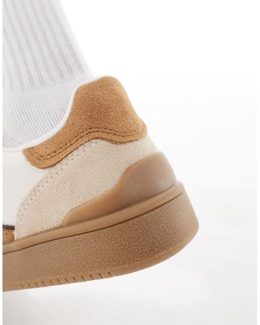 Baskets avec semelle en caoutchouc Stradivarius en coloris White
