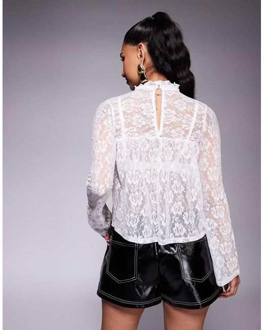 Top De Estilo Babydoll Y Manga Larga Acampanada Con Cuello Fruncido De Encaje De -Blanco ASOS de color White