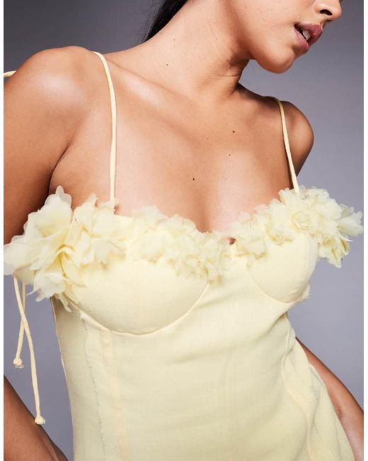 Vestido Midi Con Cuerpo Estilo Corsé Y Detalles Florales Tridimensionales En El Pecho De Tejido Efecto Lino De ASOS de color Yellow