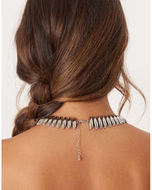Collana Corta Con Catenina A Maglie Astratte di ASOS in Brown