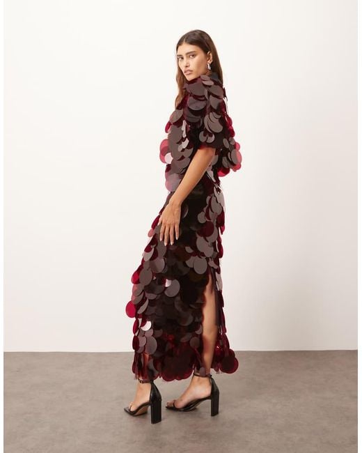 ARRANGE Hoogsluitende Maxi Jurk Met Grote Lovertjes En Franjes Aan De Zoom in het Red