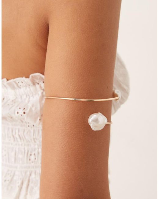 Bracciale A Fascia Avvolgente Con Perle Sintetiche Effetto Colato di ASOS in Natural