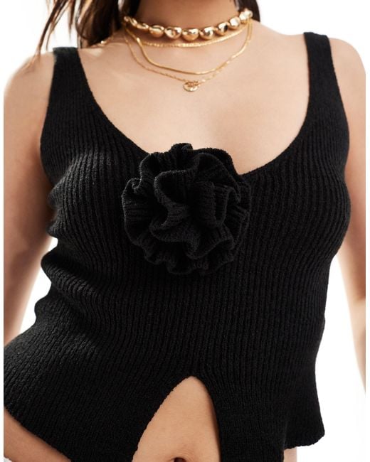 Top dos nu en maille au crochet avec appliqué fleur Bershka en coloris Black