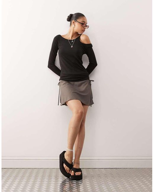 Weekday Top Met Blote Schouder, Lange Mouwen En Uitsnijding in het Black