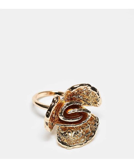 Anillo Con Diseño De Flor Texturizada De Asos Design Curve ASOS de color Metallic