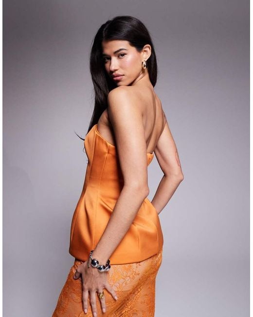 Top Estructurado Con Escote Palabra De Honor Y Sobrefalda En El Bajo De Satén Premium De (Parte De Un Conjunto) ASOS de color Orange