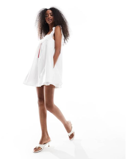 Vestito Corto Stile Babydoll Con Spalline di Daisy Street in White