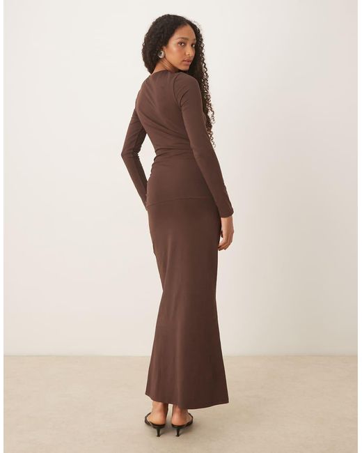 Vestito Lungo A Maniche Lunghe Color Cioccolato Con Vita Scesa E Arricciatura di ASOS in Natural