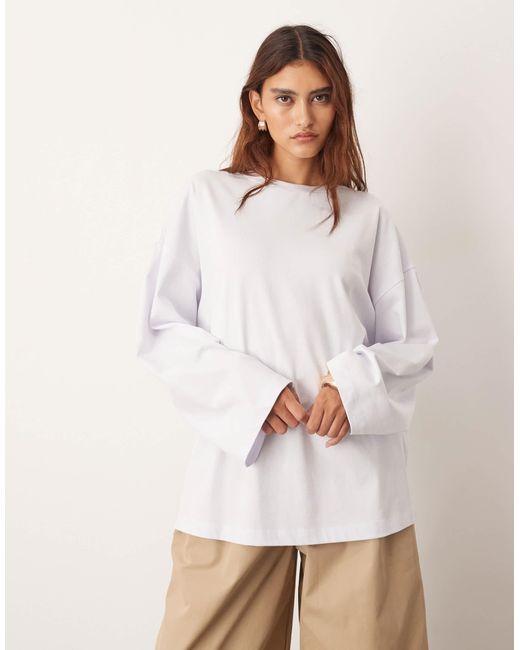 ARRANGE White – langärmliges oversize-t-shirt aus baumwolle