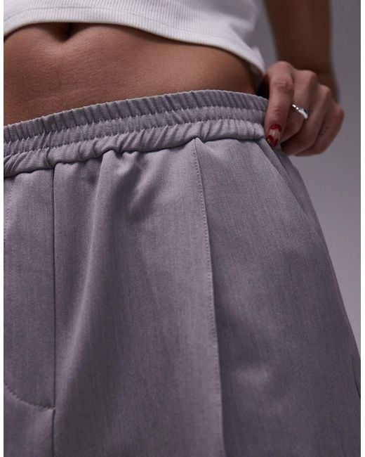 Pantaloncini da jogging sartoriali grigi eleganti taglio lungo di TOPSHOP in Purple