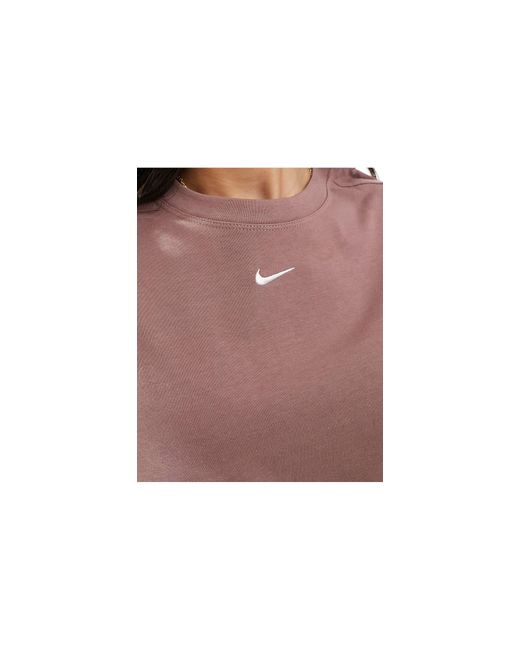 T-shirt vestibilità boyfriend con logo piccolo di Nike in Purple