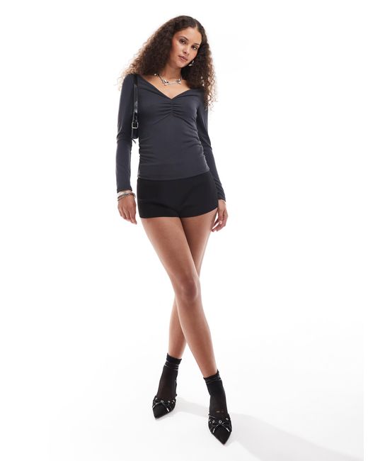 Top manches longues en jersey à col en v froncé Monki en coloris Black