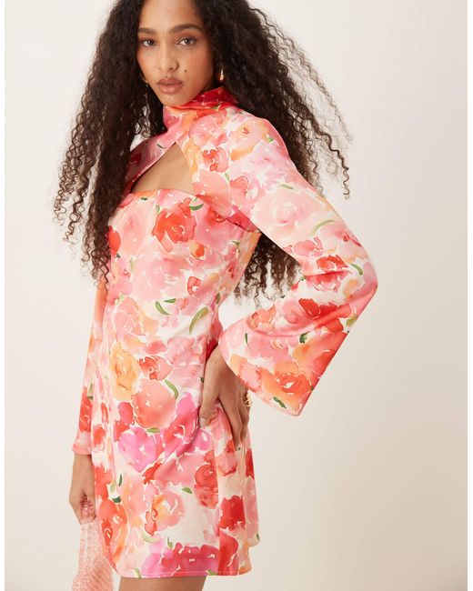 Robe courte en satin à fleurs avec découpes et col montant Y.A.S en coloris Red