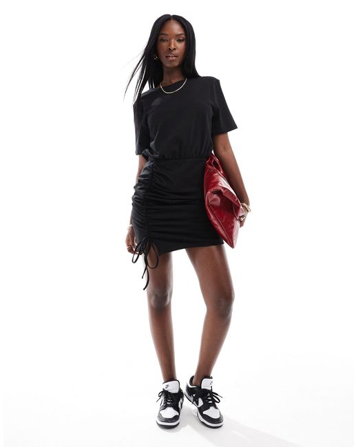 Exclusivité - robe t-shirt moulante avec fronces sur le côté In The Style en coloris Black