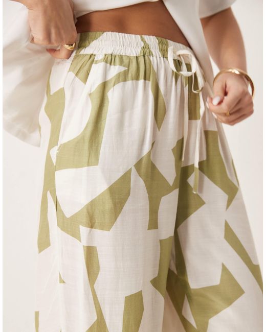 Pantalon ample à taille haute et imprimé géométrique - sauge Vila en coloris Natural