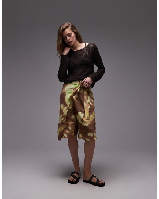 ASOS Brown – bermudashorts aus leinenmix mit gewickelter vorderseite und batikmuster