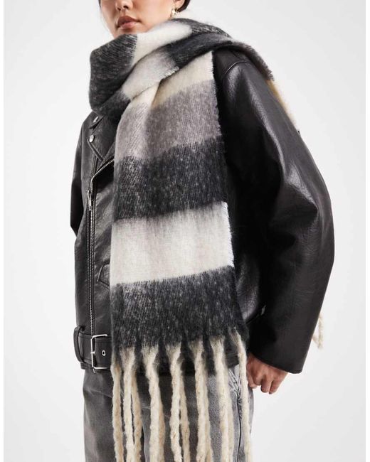 Sciarpa Bianca E Grigia A Righe di Threadbare in Gray