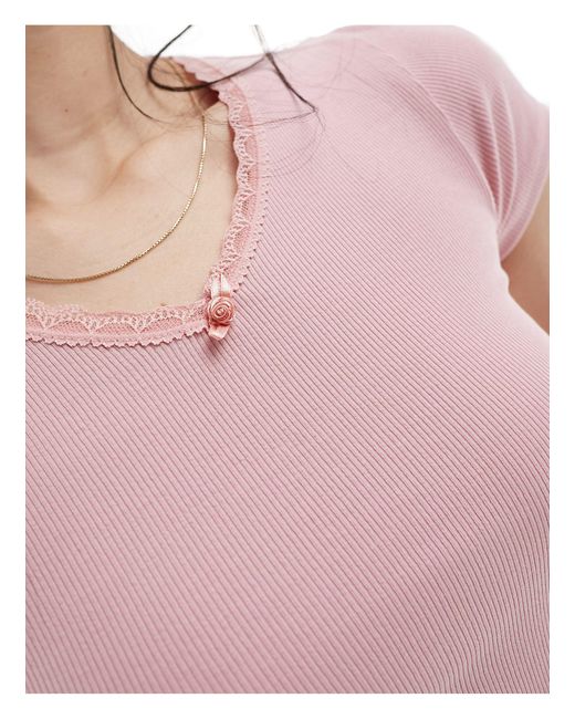 Cotton on - t-shirt aderente con scollo a v e finiture decorative con fiore di Cotton On in Pink