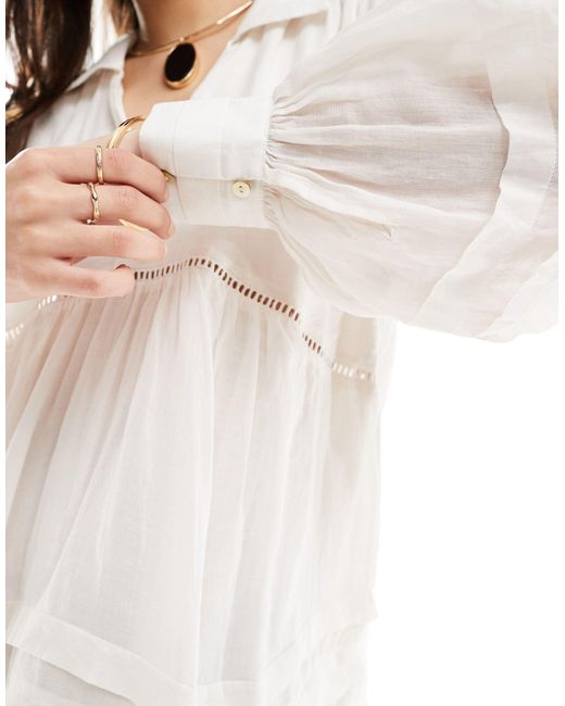 Robe chemise courte à col ouvert et ourlet virevoltant à volants & Other Stories en coloris White