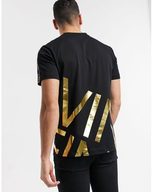 Remera negra con letras doradas hot sale