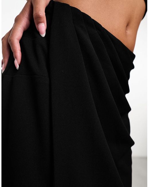 Falda midi negra con diseño drapeado en la parte delantera Abercrombie & Fitch de color Black