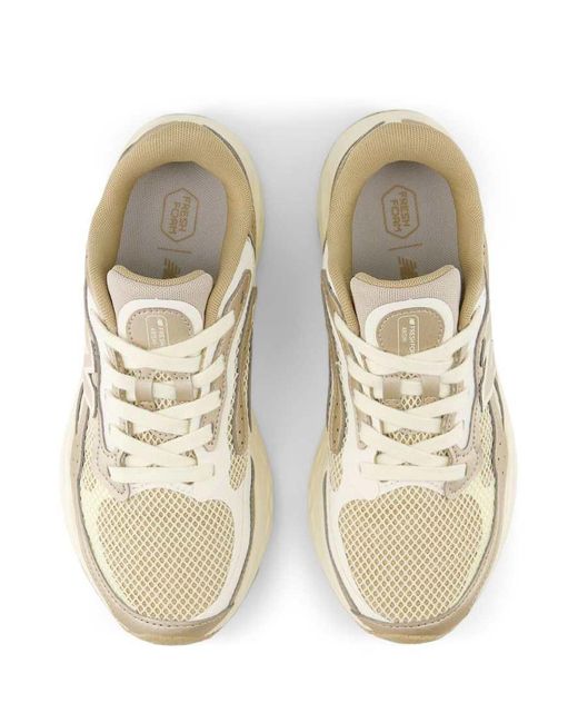 Fresh Foam Arishi V4 Tiralux di New Balance in Natural