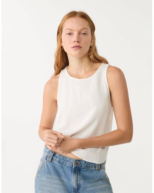 Top en imitation daim à dos nageur Stradivarius en coloris White